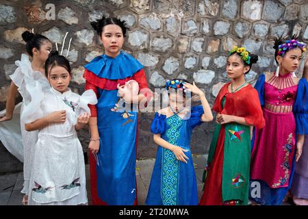 Ragazze vestite per il Mid-Autumn Festival (Moon Festival), Hanoi, Vietnam Foto Stock