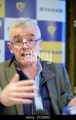 Belgio, Bruxelles, 17 gennaio 2023: Comunicato stampa con Michael o'Leary, CEO della compagnia aerea Ryanair, in cui ha dichiarato che Air Fares Co Foto Stock