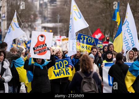 Belgio, Bruxelles: marzo per celebrare il primo anniversario dell'invasione russa in Ucraina il 25 febbraio 2023. Un anno dopo l'invasione russa Foto Stock