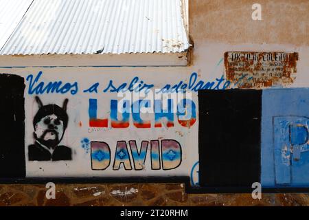 Villazon, Bolivia. 11 ottobre 2023. Slogan politici che illustrano l'attuale scissione del partito al governo boliviano MAS (Movimiento al socialismo). Lucho è il soprannome comune dell'attuale presidente Luis Arce Catacora, David è l'attuale vicepresidente David Choquehuanca. A sinistra c'è la faccia barrata e deturpata dell'ex presidente Evo Morales Ayma. Attualmente c'è una grossa divisione nel partito, mentre i sostenitori di Arce e Morales discutono su chi dovrebbe essere il candidato del partito MAS per le prossime elezioni presidenziali del 2025. Foto Stock