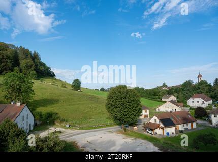 campagna, colline ondulate e villaggio nel giura francese Foto Stock