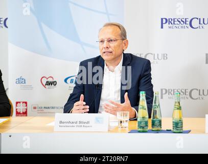 Bernhard Stiedler, presidente della Confederazione sindacale tedesca DGB Bavaria, in una conferenza stampa il 16 ottobre 2023, al Press Club di Monaco, in Germania, in cui il Bavarian Social Network formulò richieste per il futuro governo statale bavarese. (Foto di Alexander Pohl/Sipa USA) Foto Stock