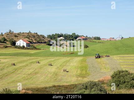 campagna, colline ondulate e villaggio nel giura francese Foto Stock