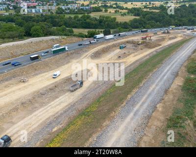 Cantiere autostradale con veicoli e macchine, nuova costruzione e ristrutturazione della A8 vicino a Pforzheim, registrazione di droni Foto Stock