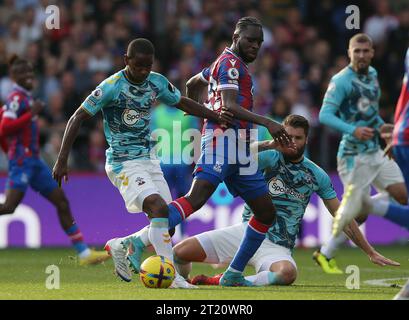 Odsonne Edouard di Crystal Palace si batte per la palla. - Crystal Palace V Southampton, Premier League, Selhurst Park, Croydon, Regno Unito - 29 ottobre 2022 solo per uso editoriale - si applicano le restrizioni DataCo Foto Stock