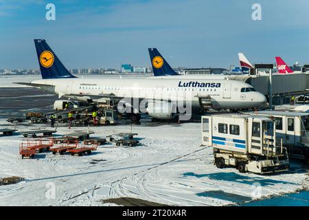 Aeroporto di Sofia, Bulgaria, gennaio 27 2014, aerei Lufthansa allineati ai cancelli nella neve invernale dell'aeroporto di Sofia Foto Stock