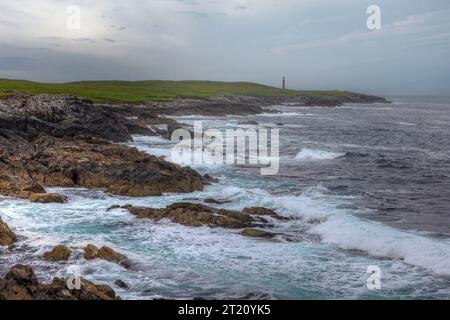 Dun Eistean è un forte medievale in rovina su un'isola di marea al largo della costa dell'Isola di Lewis nelle Ebridi esterne della Scozia. Foto Stock