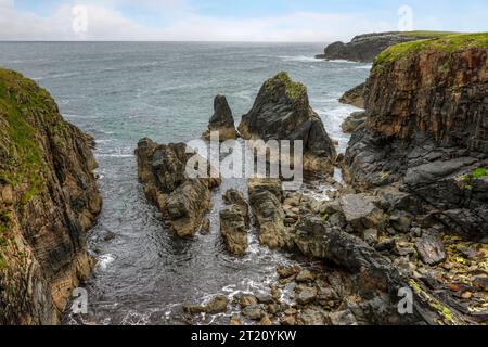 Dun Eistean è un forte medievale in rovina su un'isola di marea al largo della costa dell'Isola di Lewis nelle Ebridi esterne della Scozia. Foto Stock