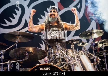 Oslo, Norvegia. 15 ottobre 2023. La rock band americana The Winery Dogs esegue un concerto dal vivo al Rockefeller di Oslo. Qui il batterista Mike Portnoy è visto dal vivo sul palco. (Foto: Gonzales Photo/Alamy Live News Foto Stock