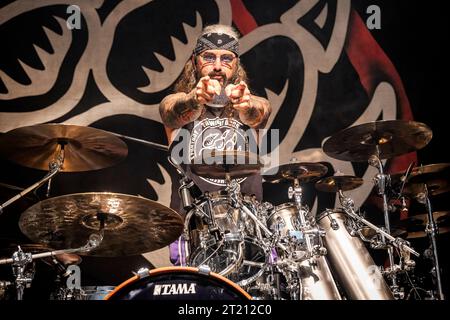 Oslo, Norvegia. 15 ottobre 2023. La rock band americana The Winery Dogs esegue un concerto dal vivo al Rockefeller di Oslo. Qui il batterista Mike Portnoy è visto dal vivo sul palco. (Foto: Gonzales Photo/Alamy Live News Foto Stock