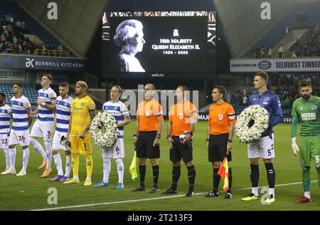 I Queens Park Rangers rispettano la vita della regina Elisabetta II prima del calcio d'inizio. - Millwall contro Queens Park Rangers, Sky Bet Championship, New Den Stadium, Londra. - 14 settembre 2022. Solo per uso editoriale - si applicano le restrizioni DataCo. Foto Stock