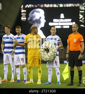 I Queens Park Rangers rispettano la vita della regina Elisabetta II prima del calcio d'inizio. - Millwall contro Queens Park Rangers, Sky Bet Championship, New Den Stadium, Londra. - 14 settembre 2022. Solo per uso editoriale - si applicano le restrizioni DataCo. Foto Stock