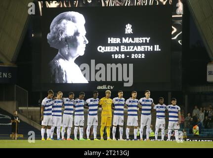 I Queens Park Rangers rispettano la vita della regina Elisabetta II prima del calcio d'inizio. - Millwall contro Queens Park Rangers, Sky Bet Championship, New Den Stadium, Londra. - 14 settembre 2022. Solo per uso editoriale - si applicano le restrizioni DataCo. Foto Stock