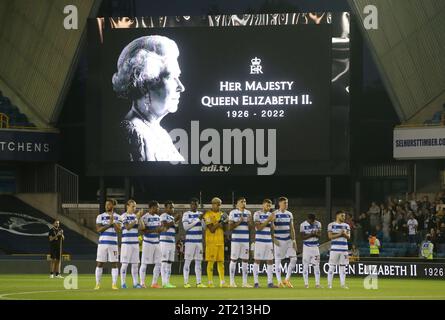 I Queens Park Rangers rispettano la vita della regina Elisabetta II prima del calcio d'inizio. - Millwall contro Queens Park Rangers, Sky Bet Championship, New Den Stadium, Londra. - 14 settembre 2022. Solo per uso editoriale - si applicano le restrizioni DataCo. Foto Stock