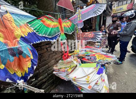 Kathmandu, Bagmati, Nepal. 16 ottobre 2023. La gente compra aquiloni in un mercato locale per celebrare il festival Dashain a Kathmandu, capitale del Nepal, il 16 ottobre 2023. Gli indù in Nepal celebrano Dashain come vittoria sul male durante il festival facendo volare aquiloni, banchettando, giocando su altalene, sacrificando gli animali e adorando la dea Durga (Credit Image: © Sunil Sharma/ZUMA Press Wire) SOLO USO EDITORIALE! Non per USO commerciale! Foto Stock