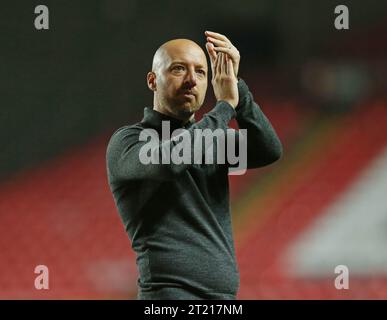 Ben Garner, manager del Charlton Athletic, applaude i tifosi. - Charlton Athletic contro Plymouth Argyle, Sky Bet League One, The Valley, Charlton, Regno Unito - 16 agosto 2022 solo per uso editoriale - si applicano restrizioni DataCo Foto Stock