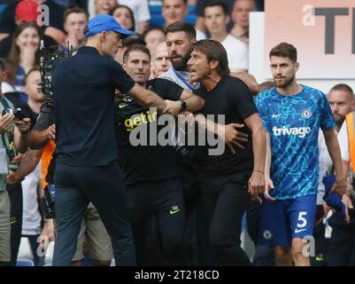 Antonio Conte Manager del Tottenham Hotspur litiga con Thomas Tuchel Manager del Chelsea al fischio a tempo pieno ed a entrambi viene mostrato un cartellino rosso e mandato via da Anthony Taylor. - Chelsea contro Tottenham Hotspur, Premier League, Stamford Bridge, Londra, Regno Unito - 14 agosto 2022 solo per uso editoriale - si applicano restrizioni DataCo Foto Stock