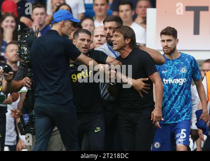 Antonio Conte Manager del Tottenham Hotspur litiga con Thomas Tuchel Manager del Chelsea al fischio a tempo pieno ed a entrambi viene mostrato un cartellino rosso e mandato via da Anthony Taylor. - Chelsea contro Tottenham Hotspur, Premier League, Stamford Bridge, Londra, Regno Unito - 14 agosto 2022 solo per uso editoriale - si applicano restrizioni DataCo Foto Stock