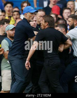 Antonio Conte Manager del Tottenham Hotspur litiga con Thomas Tuchel Manager del Chelsea al fischio a tempo pieno ed a entrambi viene mostrato un cartellino rosso e mandato via da Anthony Taylor. - Chelsea contro Tottenham Hotspur, Premier League, Stamford Bridge, Londra, Regno Unito - 14 agosto 2022 solo per uso editoriale - si applicano restrizioni DataCo Foto Stock