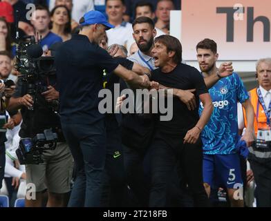 Antonio Conte Manager del Tottenham Hotspur litiga con Thomas Tuchel Manager del Chelsea al fischio a tempo pieno ed a entrambi viene mostrato un cartellino rosso e mandato via da Anthony Taylor. - Chelsea contro Tottenham Hotspur, Premier League, Stamford Bridge, Londra, Regno Unito - 14 agosto 2022 solo per uso editoriale - si applicano restrizioni DataCo Foto Stock