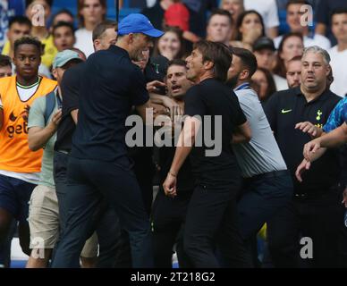 Antonio Conte Manager del Tottenham Hotspur litiga con Thomas Tuchel Manager del Chelsea al fischio a tempo pieno ed a entrambi viene mostrato un cartellino rosso e mandato via da Anthony Taylor. - Chelsea contro Tottenham Hotspur, Premier League, Stamford Bridge, Londra, Regno Unito - 14 agosto 2022 solo per uso editoriale - si applicano restrizioni DataCo Foto Stock