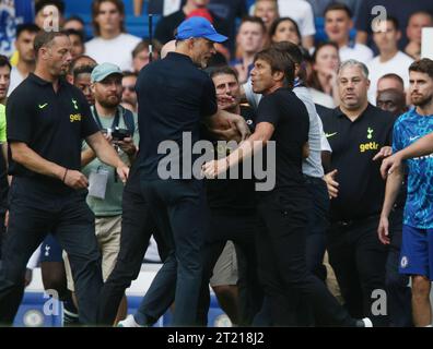 Antonio Conte Manager del Tottenham Hotspur litiga con Thomas Tuchel Manager del Chelsea al fischio a tempo pieno ed a entrambi viene mostrato un cartellino rosso e mandato via da Anthony Taylor. - Chelsea contro Tottenham Hotspur, Premier League, Stamford Bridge, Londra, Regno Unito - 14 agosto 2022 solo per uso editoriale - si applicano restrizioni DataCo Foto Stock