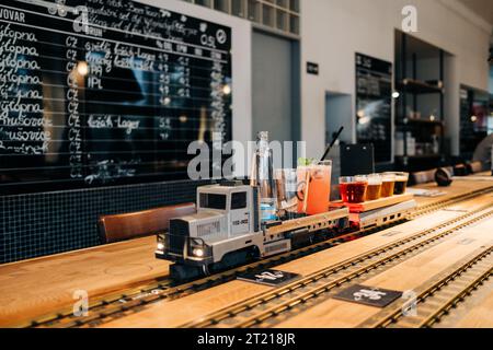 Ottobre 2023 - Praga, Cechia. Interno del ristorante Vytopna con stazione ferroviaria Foto Stock