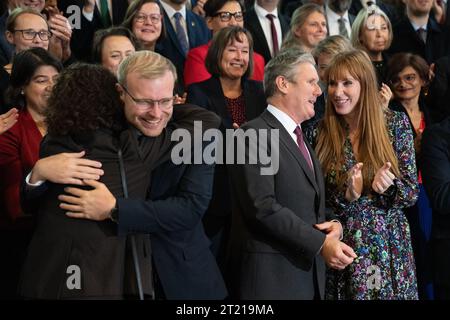 Il leader laburista Sir Keir Starmer (seconda destra) e il vice leader laburista Angela Rayner (destra) danno il benvenuto a Michael Shanks (seconda sinistra), il neo eletto deputato laburista per Rutherglen e Hamilton West alle camere del Parlamento di Londra. Data immagine: Lunedì 16 ottobre 2023. Foto Stock