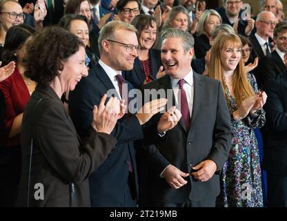 Il leader laburista Sir Keir Starmer (seconda destra) e il vice leader laburista Angela Rayner (destra) danno il benvenuto a Michael Shanks (seconda sinistra), il neo eletto deputato laburista per Rutherglen e Hamilton West alle camere del Parlamento di Londra. Data immagine: Lunedì 16 ottobre 2023. Foto Stock