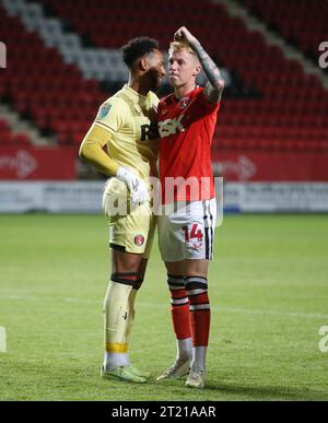 Charlie Kirk del Charlton Athletic celebra l'aria con Jojo Wollacott del Charlton Athletic dopo aver vinto il tiro di rigore contro i Queens Park Rangers. - Charlton Athletic / Queens Park Rangers, EFL Cup, Carabao Cup, primo round, The Valley Stadium, Londra. - 9 agosto 2022. Solo per uso editoriale - si applicano le restrizioni DataCo. Foto Stock