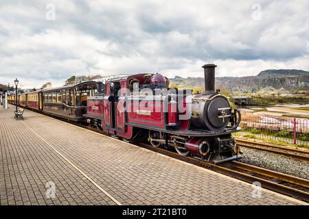 17 aprile 2003: Porthmadog, Gwynedd, Galles - treno trainato dalla locomotiva Double Fairlie 'Merddin Emrys' della ferrovia a scartamento ridotto Ffestiniog... Foto Stock