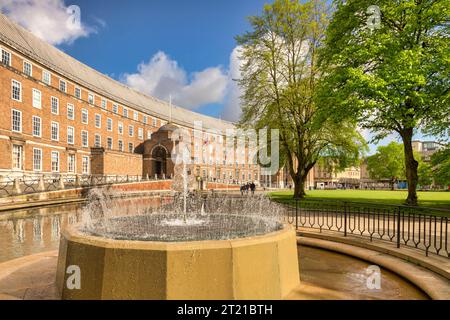 11 maggio 2023: Municipio, Bristol, la fontana e College Green. Foto Stock