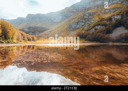 Paesaggio lacustre autunnale con riflessi, Italia Foto Stock