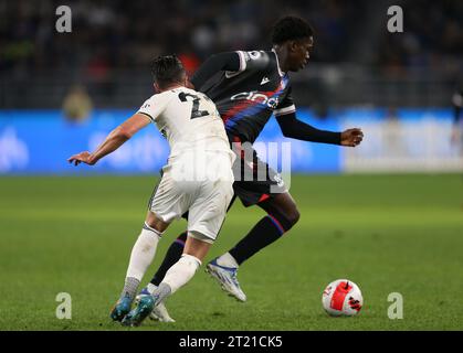 Malcolm Ebiowei di Crystal Palace si batte per la palla con Jack Harrison del Leeds United durante la partita tra Crystal Palace e Leeds United all'Optus Stadium il 22 luglio 2022. Crystal Palace contro Leeds United, Optus Stadium, Perth. - 22 luglio 2022. Solo per uso editoriale Foto Stock