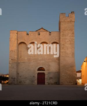 Notre Dame de la Mer è la chiesa parrocchiale di Saintes-Maries-de-la-Mer, chiesa romanica secolare e luogo di pellegrinaggio Foto Stock