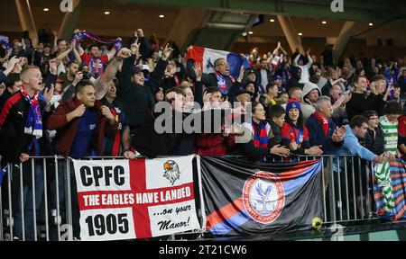 I tifosi del Crystal Palace mostrano di essere di supporto durante la partita tra Crystal Palace e Leeds United all'Optus Stadium del 22 luglio 2022. Crystal Palace contro Leeds United, Optus Stadium, Perth. - 22 luglio 2022. Solo per uso editoriale Foto Stock