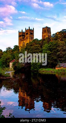 Una vista della Cattedrale di Durham nel nord-est dell'Inghilterra, riflessa nell'acqua morta della sua area circostante Foto Stock