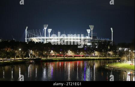 Il Melbourne Cricket Ground - MCG Stadium illumina lo skyline di Melbourne lungo il fiume Yarra dopo la partita tra Manchester United e Melbourne Victory. - Manchester United contro Melbourne Victory, MCG Stadium, Melbourne. - 15 luglio 2022. Solo per uso editoriale Foto Stock