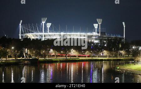 Il Melbourne Cricket Ground - MCG Stadium illumina lo skyline di Melbourne lungo il fiume Yarra dopo la partita tra Manchester United e Melbourne Victory. - Manchester United contro Melbourne Victory, MCG Stadium, Melbourne. - 15 luglio 2022. Solo per uso editoriale Foto Stock