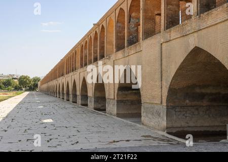 Ponte si-o-se-pol. Il famoso ponte in pietra a due piani con 33 archi sul fiume Zayandeh a Isfahan. Iran Foto Stock