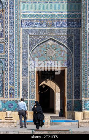 Yazd, Iran - 03 agosto 2023: Vista esterna della Moschea Jameh di Yazd. È la grande moschea congregazionale (Jāmeh) della città di Yazd, all'interno della provincia di Yazd Foto Stock