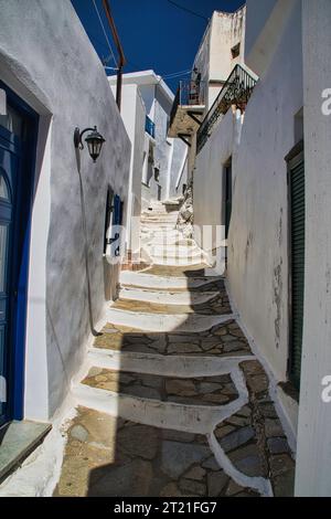 Una tortuosa scalinata in pietra conduce ad una linea di edifici dipinti di bianco, situati lungo una collina Foto Stock