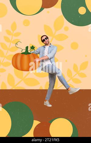 Immagine di collage verticale di un ragazzo eccitato e positivo che balla le mani tengono il raccolto di zucca isolato su sfondo beige dipinto Foto Stock