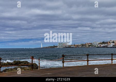 Vecchi guardrails arrugginiti posto pericoloso vicino all'oceano Spagna Foto Stock