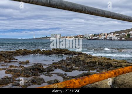 Vecchi guardrails arrugginiti posto pericoloso vicino all'oceano Spagna Foto Stock