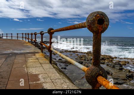 Vecchi guardrails arrugginiti posto pericoloso vicino all'oceano Spagna Foto Stock