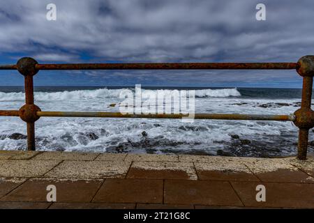 Vecchi guardrails arrugginiti posto pericoloso vicino all'oceano Spagna Foto Stock