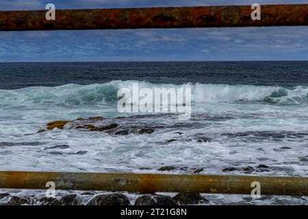 Vecchi guardrails arrugginiti posto pericoloso vicino all'oceano Spagna Foto Stock