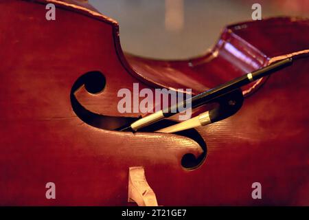 Sul palco si trova l'immagine di uno strumento musicale contrabbasso con archetto Foto Stock