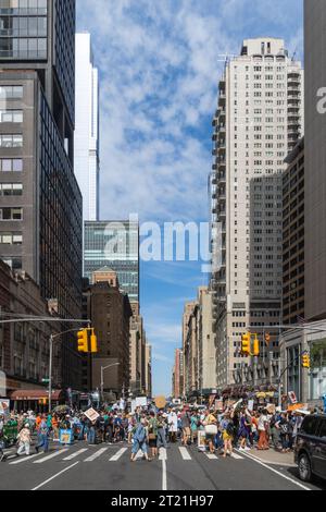 NEW YORK, USA, - 17 SETTEMBRE 2023. Attivisti ambientali e manifestanti per il cambiamento climatico che marciano in una manifestazione e fermano il traffico a New York Foto Stock